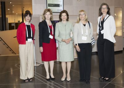 Group picture of Her Majesty the Queen flanked by the Organising Committee and the President of KI: