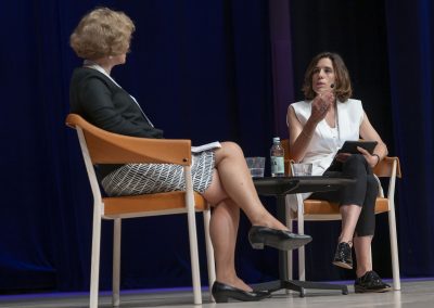 Discussion between Marja Jylhä and Vânia de la Fuente-Núñez during the first keynote session of the congress.